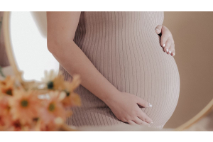 Tem como saber se está grávida apertando a barriga