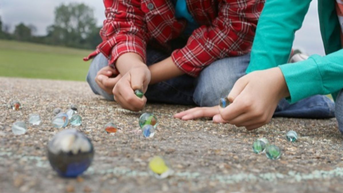 Brincadeiras antigas para ensinar aos seus filhos