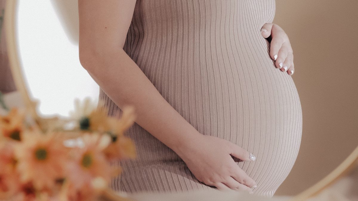 Tem como saber se está grávida apertando a barriga