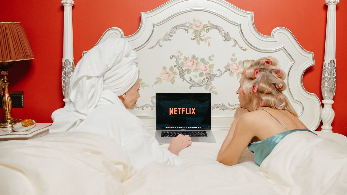 Amigas assistindo Netflix